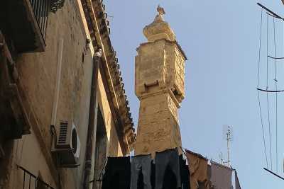 Quel curioso torrino che fa capolino su un palazzo di Bari Vecchia: che funzione aveva?